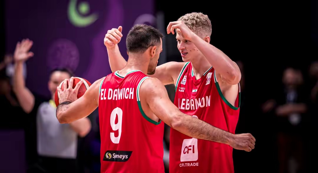 关于从东契奇在澳大利亚队比赛中伤愈复出到今晚阿贾克斯防线松动，费城76人遗憾出局备战德甲的信息