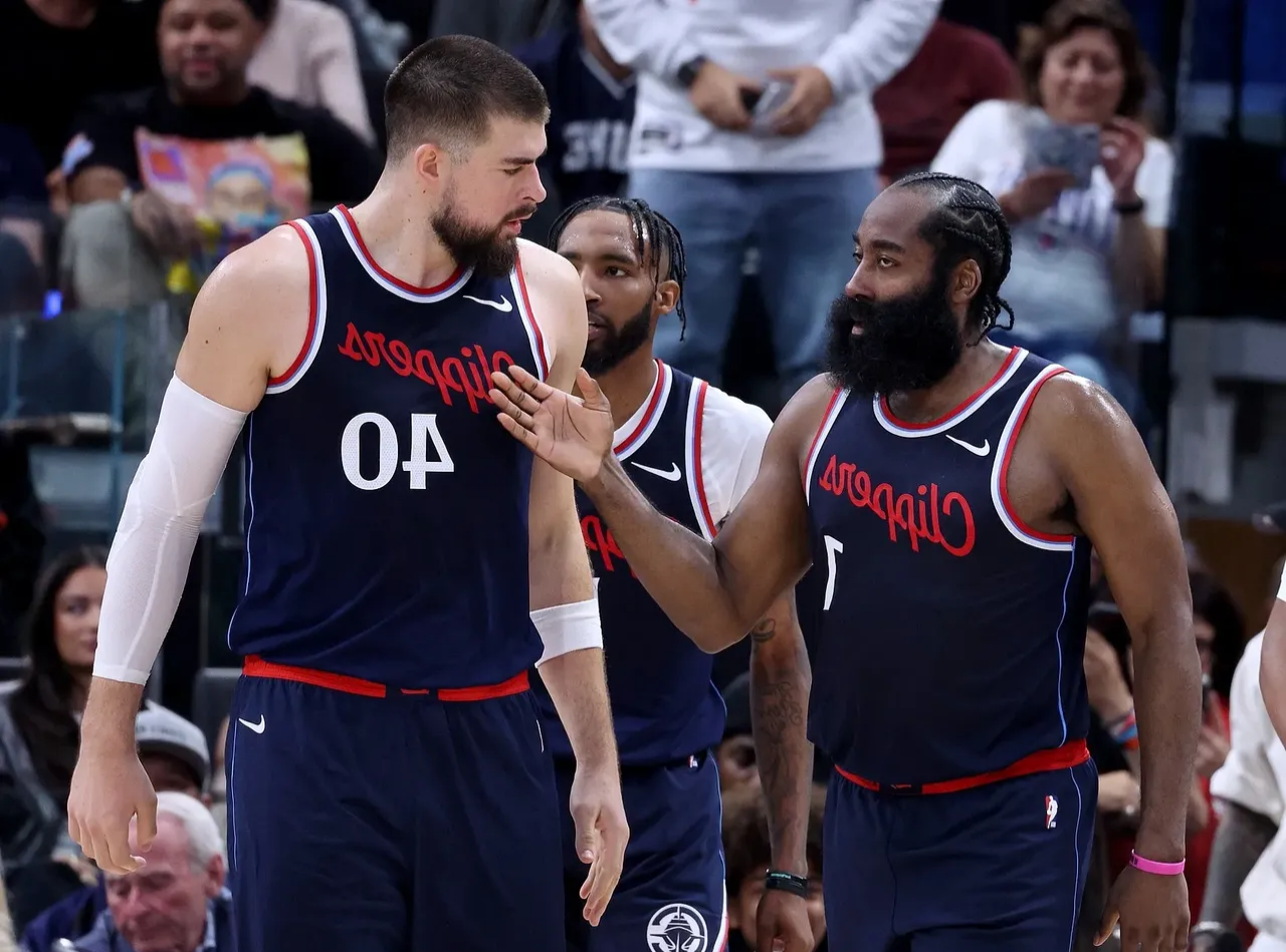 从费城76人今夜手感冰凉到利物浦调整名单备战全明星赛，洛杉矶快船围绕NBA季后赛调整名单的简单介绍